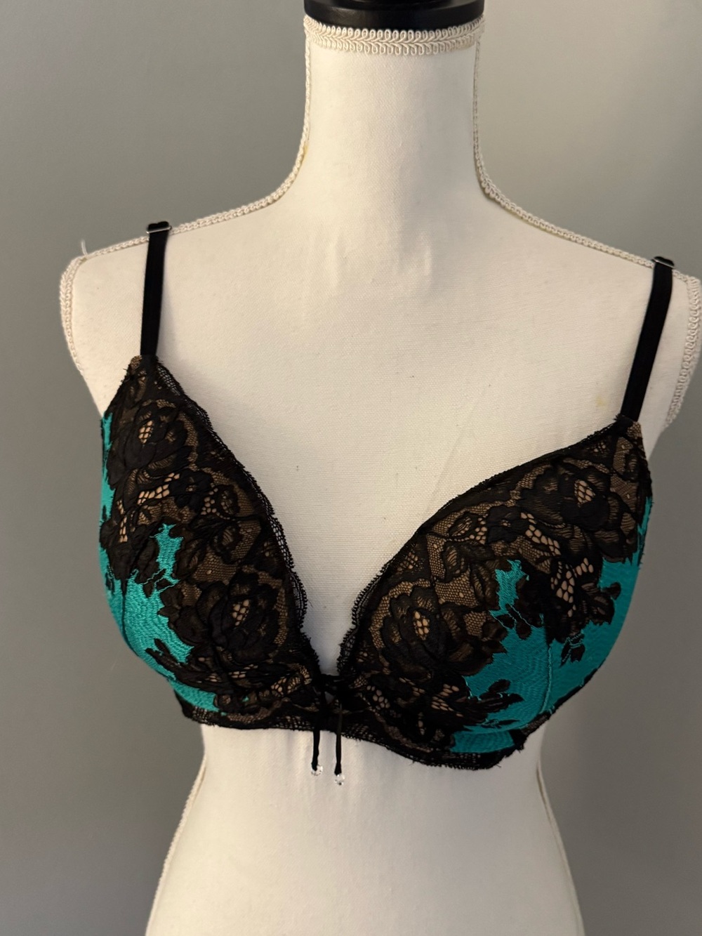 Victoria’s Secret 36D push up bra.  Black lace, teal green &‎ beige. NWT